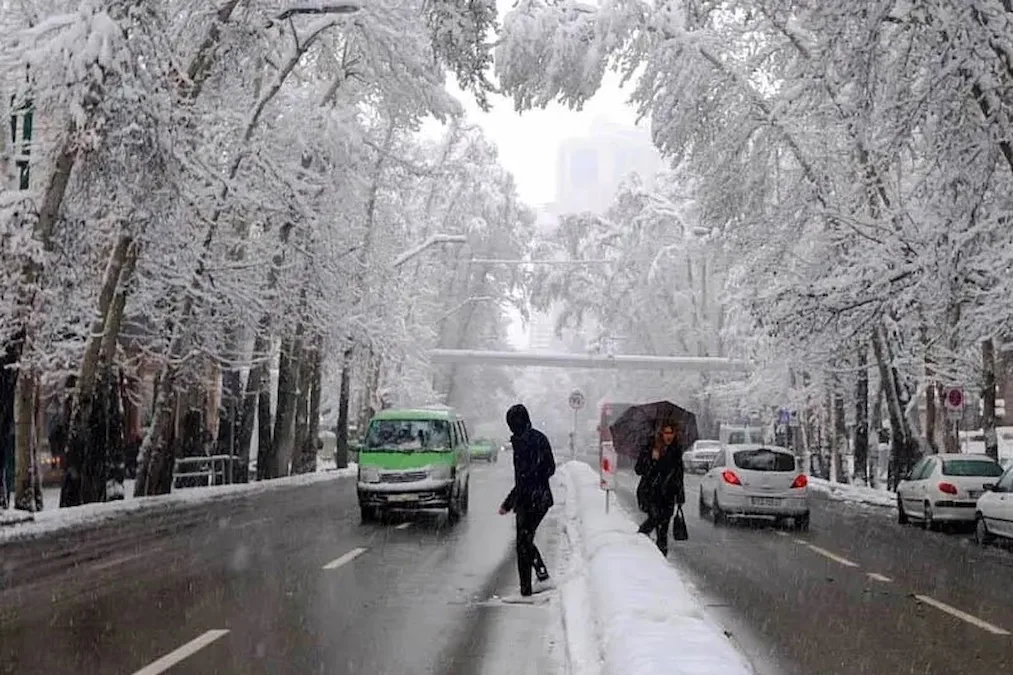 خیابان ولیعصر از خیابان‌های برفی تهران برای عکاسی